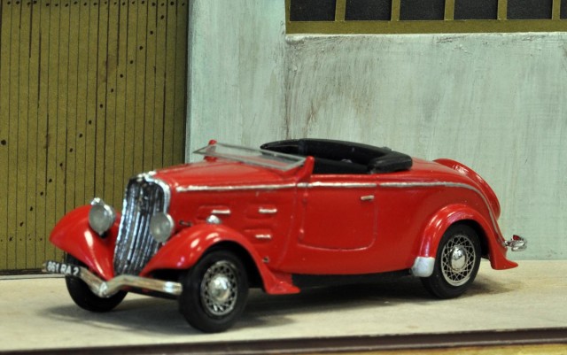 Peugeot 401 roadster rouge de 1935. Kit CCC.