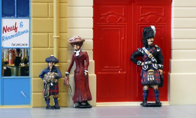 Pierre, le figuriniste bien connu (atelier lors de Quai Zéro), nous propose un lot de figurines Northumbrian Painting Services. écossais en Full Dress, avec Bonnet à plumes, accompagné d’une dame en chapeau et d’un gamin en kilt jouant de la cornemuse. Il a acquis les lots peints et à peindre « pour voir ». Il existe de nombreuses autres références peintes ou à peindre.<br /><br />https://www.paintinghistory.co.uk/o-gauge-figures?page=7
