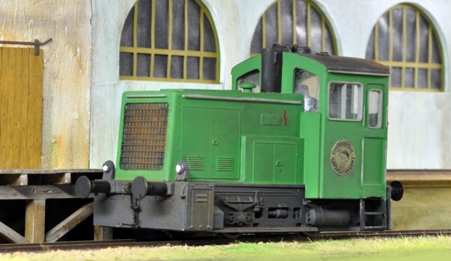 Changement de gamme avec ce locotracteur d'origine Lima. Acheté il y a environ 20 ans en bourse ce modèle a déjà reçu une première amélioration afin d'être fonctionnel pour le Mondial du Modélisme de 2003 à Paris. Par la suite il a circulé sur le réseau du RMC59 jusqu'en 2019, date à laquelle Ludovic a décidé de le refaire passer en atelier pour une cure de jouvence. Aménagement intérieur, nouvelle peinture, nouveau détaillage du châssis et de la caisse. La motorisation d'origine est l’œuvre de Bernard Cornet, membre de la section. Elle date aussi de presque 20 ans et tourne toujours comme une horloge. La prochaine modification à effectuer sera de changer le décodeur pour un modèle sonore.<br /><br />Si vous voulez plus de détails sur les modifications, il faudra attendre la publication possible d'un article dans le Bulletin du Cercle.