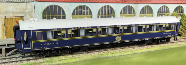 Pierre nous explique : Suite des travaux sur la voiture-lits type LX de MTH. Le regretté Pierre Grivaux, orfèvre des voitures CIWL, disait que les voitures CIWL MTH étaient excellentes pour leur prix (on peut parfois émettre des réserves sur certaines Pullman en livrée marron et crème - sujet longuement débattu !). J’avais depuis quelques temps entamé un détaillage des intérieurs, en papier imprimé. Plus tard, j’avais travaillé sur les bogies, complétant la fermeture, et réalignant les sabots de freins sur l’axe des plans de roulement des roues. Cette fois, j’ai travaillé sur les extrémités, ajoutant conduites de chauffage vapeur, les demi-accouplements des freins (il en faut 6, et je n’en ai posé que deux pour le moment), mais surtout les portes lanternes multiples tels qu’utilisés jusqu’au début des années 50. Ceux-ci sont dessinés en 3D et imprimés par Sculptéo. Si l’ensemble est flatteur, des infos parvenues après leur pose (comme toujours !) montrent que certains ne sont pas exactement là où ils le devraient ! La prochaine voiture travaillée sera mieux, bien sur !