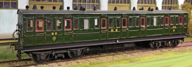 Voitures voyageurs Highland Railways. N°89 : Voiture de 3°, Type D, série 83 à 90, à bogies, couloir et toilettes, construit en 1904 aux Ateliers de Lochgorm (Inverness) selon le diagramme 22, selon les directives de l'ingénieur Drummond.