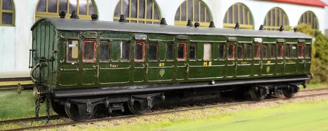 Pierre. Voitures voyageurs Highland Railways. N°47 : Voiture mixte 1/3 série 47 et 48, à bogies, couloir et toilettes, Type H, construit en 1898 aux Ateliers de Lochgorm (Inverness) selon le diagramme 16, selon les directives de l'ingénieur Drummond.