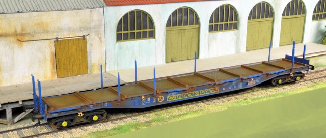 Patrick. Wagon à bogies plat à ranchers "CARGOWAGGON" époque IV. Modèle de fabrication Heljan vendu normalement à 160 €, soldé à 80 € patiné, et 70 € non patiné. Ici, c'est la version patinée qui a été photographiée, Patrick ayant apporté les deux, l'autre étant propre et neuve "sortie d'usine".