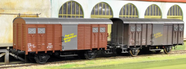François nous informe sur ces wagons peu communs : Les chemins de fer suisses SBB/CFF crées en 1902 firent fabriquer à partir de 1913 leur nouveau couvert standard à empattement de 5,00 m sous la dénomination K3. Ces wagons ont été construits à plus de 4400 exemplaires jusqu’en 1950. Ils avaient à l’origine des portes et des volets en acier, un toit en bois toilé et une structure rivetée.<br /><br />à partir de 1957 ces couverts firent l’objet d’une profonde modernisation avec une nouvelle structure mécanosoudée, des volets et des portes en aluminium et un toit tôlé. Ces wagons dorénavant peints en brun à la place du traditionnel gris, restèrent en service commercial jusqu’à la fin des années 1990. Les slogans commerciaux dans les 3 langues d’usage en Suisse apparurent sur les portes des K3 en 1975.<br /><br />Les couverts K3 constituèrent bien entendu la plus grosse contribution des SBB/CFF en wagons couverts au pool Europ à compter de 1953. L’intégration de la vigie à la caisse comme les couverts italiens témoigne d’une conception tenant compte d’une électrification précoce, rien ne dépassant du toit. En conséquence, ces vigies accompagnèrent pour certaines l’ensemble de la vie commerciale de leurs wagons.