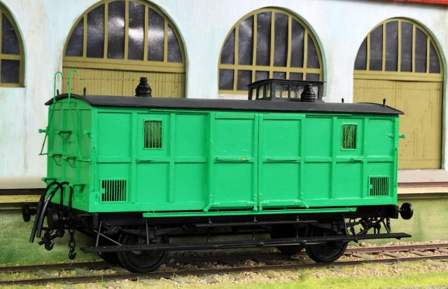 Présenté par Pierre. Fourgon Nord. Trouvé sur un site d’enchère connu, un petit fourgon à bagages, freiné, Nord, pour trains de voyageurs, en principe un montage de chez Kit Zéro. Il est fort bien monté et peint. Ce fourgon fait partie de la série 4831 à 4920, avec guérite et niches à chien. L’intérieur est aménagé et sera complété, le toit étant encore amovible !