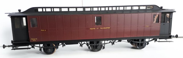 PA 44119 : Ambulant de 14,28 m du PLM, à 3 essieux (sur les autre réseaux, seulement deux essieux), série de 251 véhicules construits entre 1900 et 1924. Curieusement, le marquage appliqué à ce wagon correspondrait à la tranche de numéros appliquée pour le NORD. Le PLM les a numérotés en 45XXX.