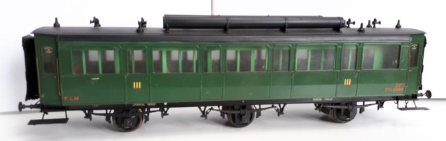 C7fi 2980 : Voiture de troisième classe à 3 essieux, intercirculation. Ces C7fi 2 980 à 2 999, renumérotées C7fi 12 501 à 12 520 en 1921, sont construites pour le Paris-Lyon-Méditerranée par la l’Officine Ellettro Ferroviarie en 1913-1914. Elles comportent 7 compartiments de 8 places et 1 WC.