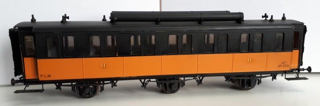 2°cl. B6i 2301 : Voiture de deuxième classe à 3 essieux, intercirculation. Ces B6i 2 301 à 2 350, renumérotées B6i 6 001 à 6 050 en 1921, sont construites pour le Paris-Lyon-Méditerranée en 1909-1911. Elles comportent 6 compartiments ordinaires de 8 places et 1 WC toilette. Construction Dyle et Bacalan ou G. Carde et fils.
