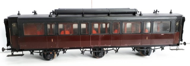 Cette rame PLM est une construction de kits Atelier 43, montés de main de maître par Christian PLOUSEY. Elle provient de la Collection SAUVETON.<br />1° cl. - A5i 850 : Voiture de première classe à 3 essieux, intercirculation. Ces A5i 801 à 849, sont construites pour le Paris-Lyon-Méditerranée en 1909-1914 par la Société Horme et Buire. Elles comportent 5 compartiments ordinaires de 6 places, 1 couloir latéral et 1 WC toilette. Construites entre 1909 et 1910