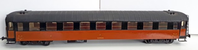 B9yfi 5604 (type OCEM-PL) : Voitures de deuxième classe à bogies, intercirculation, les B9yfi 5 601 à 5 625 sont construites pour le Paris-Lyon-Méditerranée en 1931-1932. Elles sont dotées d’une caisse métallique type OCEM et comportent 9 compartiments ordinaires de 8 places et 2 WC toilette. Construite par les établissements Decauville aîné. Modèle en carton, très probablement de fabrication ROSSI, opinion ensuite confortée par les archives de François.
