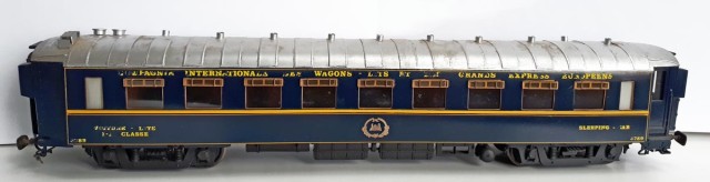 Rame de 5 voitures-lits CIWL Type F. Fabrication MOXXON (UK) vers 1980. Collection SOUVETON.<br /><br />état moyen, nécessite une restauration sans doute, et la pose de nouveaux marquages pour certaines. <br /><br />Les voitures-lits type F, apparues en 1936, ont été conçues pour le service direct, Train « Night Ferry », Paris-Londres avec transbordement sur ferry (entre Dunkerque et Douvres). Ces voitures à 9 compartiments doubles sont au gabarit anglais. Leur longueur est réduite à 19,2 m ; elles n'ont qu'une porte par face latérale. 12 voitures ont été construites par Blanc-Misseron en 1936 (13 voitures supplémentaires en 1945 et 1952).