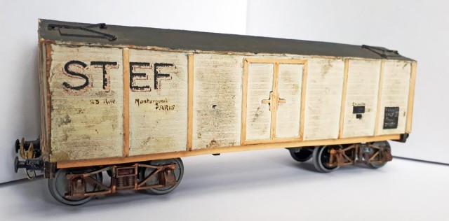 STEF 211157 : Sans doute un Isotherme style TP. Fabrication artisanale par un amateur en carton et bois. Impossible de retrouver de la doc sur ce wagon. Je risque de ne récupérer que les bogies qui semblent bien être des GMP connus sous le célèbre wagon ARBEL de la marque.