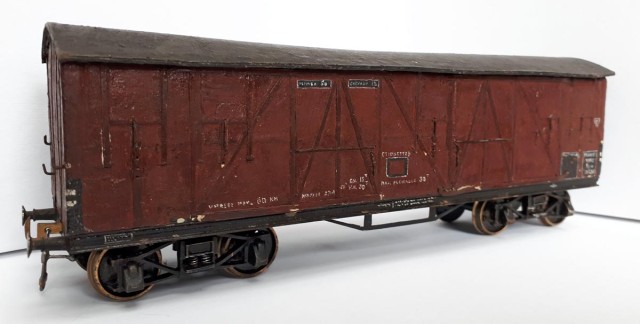 Kyw 11630 : Couvert à bogie USA (dit TP). Fabrication artisanale par un amateur en carton et bois. Il serait sans doute judicieux d’ajouter des cornières et d’épaissir les portes pour leur donner un aspect coulissant et un peu de volume. Bogies GMP ?