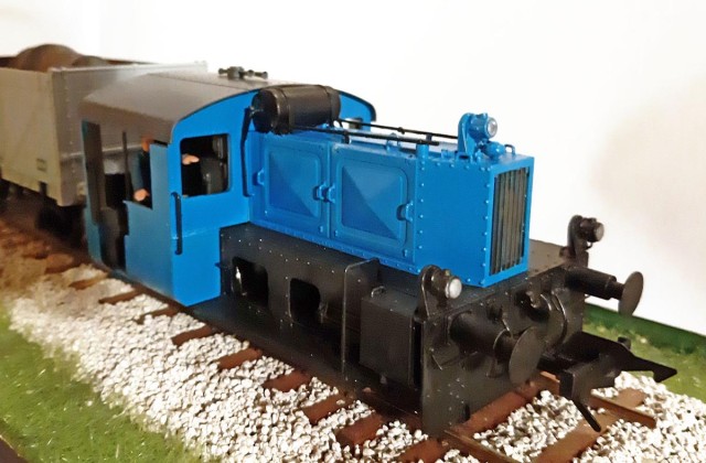 Ce locotracteur Köf II (de Lenz) a une histoire. Il a appartenu à Gilbert Fournier, membre du Cercle et de Rail Modélisme Coudekerquois, décédé fin 2019.<br /><br />Ludovic l'a racheté lors de la revente du matériel. Après essais il apparut que le décodeur était grillé. Hélas Lenz ne vend pas cela en pièce détachée. Ludovic a du démonter complètement l'engin afin de dessouder le décodeur et de rechercher par quel modèle sonore le remplacer. Il en a profité pour lui refaire une peinture, un peu de détaillage. Remontage et essais de roulement effectués il ne reste que les nouveaux marquages à poser. La compagnie CFCE (Chemin de Fer de Coudekerque Embranchements) l'accueillera mais par dérogation il ne sera pas affublé d'un numéro, mais nommé "Gilou" ainsi que le nommait affectueusement son épouse MariJo.