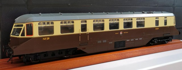 L'autorail pour lignes secondaires est construit vers 1938 et il circulera pour les British Railways jusque dans les années 60. Le Great Western produit les sous-châssis, les bogies, les engrenages et les corps de frein. AEC fournit les moteurs et les transmissions pour la construction à Swindon. <br /><br />Cet arrangement semble être survenu alors que l'AEC fournissait à l'armée britannique des camions et des tracteurs d'artillerie pendant une période de réarmement précipité. AEC = Associated Equipment Co.Ltd.