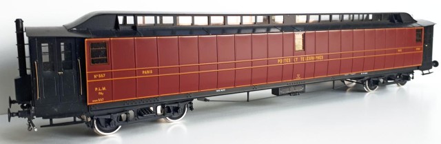 ELETTREN - PLM - Poste PA 557<br /><br />Wagon Poste Bureau ambulant de 18,12 m, construit en 236 exemplaires de 1906 à 1926. A circulé sur tous les réseaux. le n°557 est affecté au PLM. Noter le poêle en bout de voiture pour chauffer le personnel. Pas d’intercirculation. Contemporain des ambulants de 14,28 m à 2 (ou 3 au PLM) essieux de 1900 à 1924, tel que présenté lors de la réunion précédente. <br /><br />Acheté à un membre du Cercle par l’intermédiaire du forum