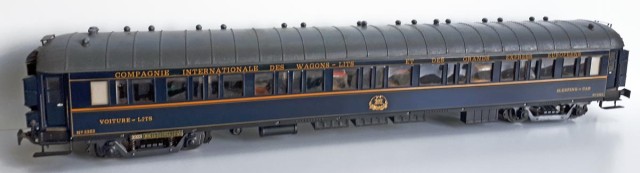 ELETTREN - CIWL - Type Z - 3323<br /><br />WL Type Z bleu - 3313 construite en 1927 par EIC.<br /><br />En 1926, les voitures-lits type Z inaugurent des compartiments à cloisons dites « en Z » qui permettent une meilleure répartition de l'espace disponible. Leurs 11 compartiments offrent 22 places, 26 pour les ZT à 4 compartiments triples ou 36 pour les Z3 à 12 compartiments triples. Elles sont produites en  100 exemplaires à partir de 1926 - série 2712 à 2736, 2789 à 2818, 3033 à 3052, 3311 à 3340, 3648-3662 et 3768-3777).  <br /><br />Achetée à un membre du Cercle par l’intermédiaire du forum.