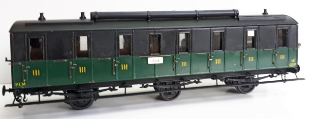 INCONNU - PLM - C7 13921<br /><br />Voitures de troisième classe à 3 essieux, série CC 13 851 à 14 000 puis C7v 13 851 à 14 000 en 1908, C7fv 13 851 à 14 000 en 1909-1911 (Frein à vis avec guérite extérieure en 1909-1911, marquage devient C7fv), C7tf 14 853 à 15 000 en 1921, sont construites pour le Paris-Lyon-Méditerranée en 1898-1899. Elles comportent 5 compartiments de 8 places, 2 compartiments de 9 places et 1 WC. Adjonction Chauffage par la vapeur type PLM en 1904-1906.<br /><br />Fabrication inconnue, trouvé sur un site d’enchère connu.