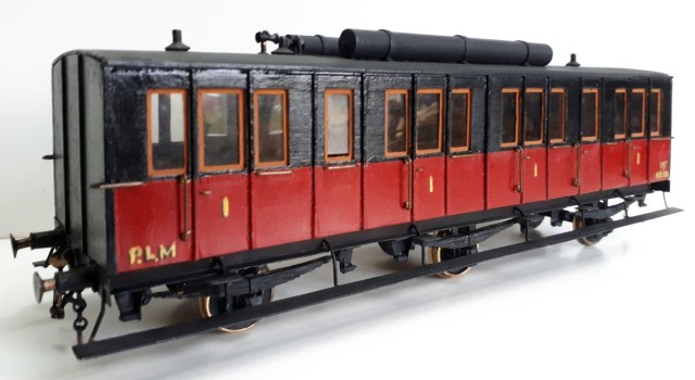 INCONNU - PLM - AA 4601<br /><br />Une des voitures de première classe à 3 essieux, Série AA 4 601 à 4 700, puis A4v 4 601 à 4 697 en 1908, A4t 1 801 à 1 895 en 1921, construites pour le PLM en 1891-1894 et 1913-1918 - 4 compartiments ordinaires, communicants deux à deux, de 7 places et 2 WC toilette. <br /><br />Fabrication inconnue, trouvé sur un site d’enchère connu.