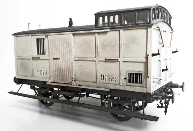 MAQUETTES &amp; SERVICES - NORD - Fourgon HH 471f<br /><br />Fourgons lesté 20t - HH 471f - de fabrication MAQUETTES &amp; SERVICES. Trouvé sur un site d’annonce connu français. Curieusement, tandis que les autres wagons de ce fabriquant des années 80 sont munis de caisses en bois, celui-ci dispose d’une caisse en laiton. le marquage a été peint à la main.