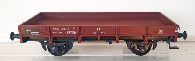 Le plat DB de type X05 est une construction interne des chemins de fer allemands. Jamais la Deutsche Reichsbahn ni la Bundesbahn ne lancèrent une série de plats à bords bas comme par exemple les plats OCEM 1919/1929. Elles préfèrent couvrir leurs besoins par le recyclage de tombereaux et de couverts dont la caisse était devenue hors d’usage, avec en conséquence des châssis d’empattements variés (4,00, 4,50 et 6,00 mètres), équipés ou non de freins.