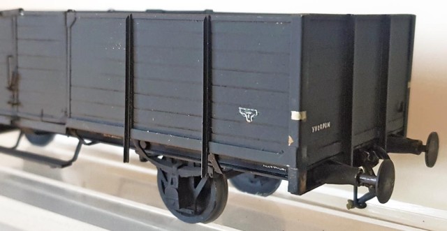 Le tombereau SBB/CFF de type L6 à empattement de 4,50 m et charge utile de 20 t, fut construit de 1918 à 1923 en 1.049 exemplaires pour être affecté en priorité au transport de charbon.