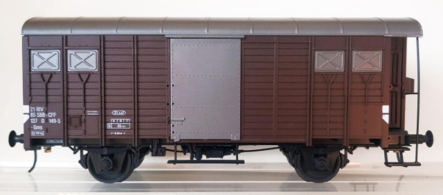 L’autre couvert K3 Allmo est en livrée du début de l’époque 4, à savoir sans les slogans publicitaires sur les portes en aluminium qui apparaissent à partir de 1975, il complète les wagons « logotés » déjà présentés à une réunion précédente.