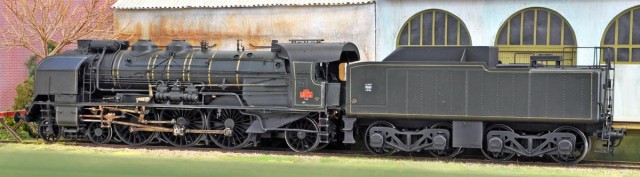 La 231 K8 ex PLM est une machine qui a connu un service prestigieux en particulier à la Région Nord où elle a entre autres choses tiré la Flèche d’Or. Cette machine fabriquée par Henschel à Kassel en 1912 est aujourd’hui la seule Pacific PLM en fonctionnement, la 22 baptisée La France par son précédent propriétaire britannique est aujourd’hui conservée à Heilbronn et destinée à priori à rester froide. Un point important parmi beaucoup d’autres est l’ubiquité de ces Pacific ex-PLM (autorisées à 130 km/h) sur le réseau SNCF dans les années 50 et 60 (seule la région Ouest n’en ayant pas voulu) et leur longévité puisqu’elles furent les dernières Pacific à s’éteindre à l’aube des années 1970.