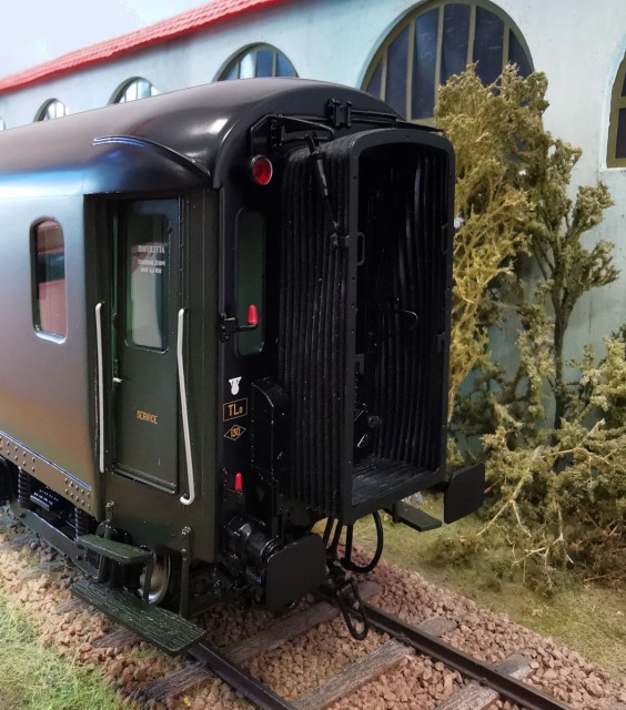 Le fourgon Rapide Nord d’AMJL en version SNCF à toit noir représente une version pré 1958. Le  modèle a donc des boites Athermos qui seront remplacées par des boites à rouleaux SKF dans les années 60, pour tenir compte de vitesses plus élevées obtenues avec l’électrification du réseau français et de ses  voisins septentrionaux.