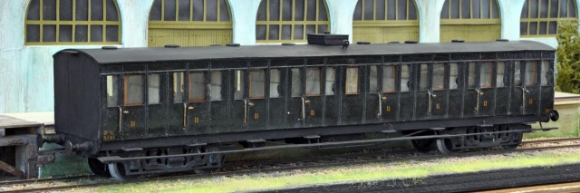 B8ty 5101 et B8ty 5125<br /><br />Série Bpy 1à 140 puis B8ty 5101 à 5246 - Construite par St Denis (Société générale des ateliers de Saint-Denis. Installation d'ateliers de construction de wagons, 26 rue de la Gare, fondés en 1881), Blanc Misseron (Ateliers de construction du Nord de la France (ANF) créée, en 1882, à Blanc-Misseron, communes de Quiévrechain et Crespin, filiale de la société anonyme belge La Métallurgique de Tubize dans le Hainaut), Lunéville (Société Lorraine de Lunéville qui deviendra en 1897 Société de Dietrich et Compagnie de Lunéville) ou Buire (Chantiers de La Buire fondés en 1847 à Lyon) en 1908 - Voitures à couloir latéral partiel. Vue coté compartiments.