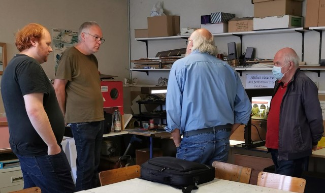 Les participants : ajouter le photographe caché derrière son appareil !  Ce n'est pas la foule, mais après deux reports...