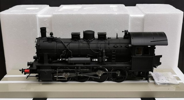 à l'ouverture, calée par des vis (à démonter à l'aide des clés à 6 pans) au travers d'une lourde plaque. Déjà c'est beau !<br />La locomotive seule pèse 1,700 kg, et le tender seul 0,500 kg.