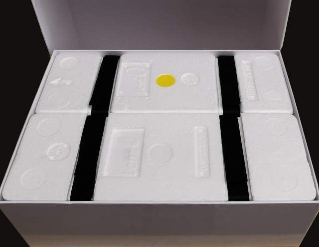 Cette seconde boîte contient deux emballages moulés en polystyrène, maintenus par des sangles "velcro". La pastille jaune indique où trouver le tender.
