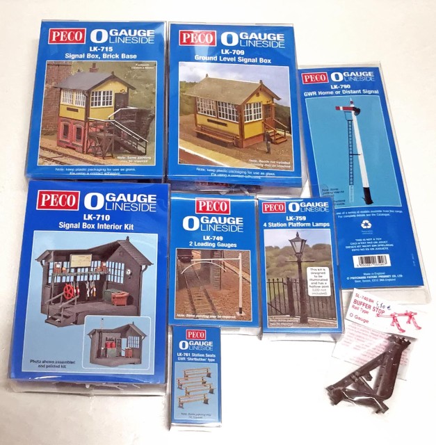 Eddy a fait un peu de shopping.  Pour son réseau, basé sur le Great Western Railway, il a acheté ces kits de Peco.<br /><br />Les deux cabines de signalisation, dont l'une est surélevée, peuvent être décorées avec l’aménagement intérieur. Celui-ci est très détaillé avec, en plus des divers dispositifs typiquement britanniques pour les aiguillages, les signaux et le grand volant pour fermer le passage à niveau, également un poêle, un siège, une horloge, une étagère avec des livres et même le registre sur le bureau.<br /><br />Les fûts des lanternes de quai sont formées de deux longues parties creuses, de sorte que le câblage de la lampe peut être caché à l'intérieur.<br /><br />Eddy conclut : "J'ai donc encore beaucoup de plaisir à peindre et à coller devant moi. L'automne et l'hiver sont le bon moment pour cela.<br /><br />Le signal n'a pas de commande. Je veux le rendre opérationnel, je dois encore étudier comment."