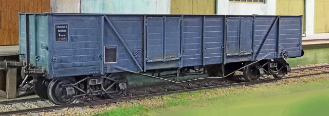 Philippe a sorti de sa boîte ce tombereau TP de marque Guillermet.  Du tout métal ! à l'origine en version SNCF brun-rouge. Peinture refaite avec d'abord un passage total du wagon en noir puis, après masquage du châssis, peinture de la caisse en gris. Les marquages sont imprimés sur papier 80 g / m² et recouverts de vernis en bombe.