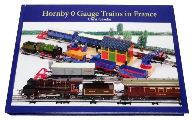 Ouvrage de Chris Graebe, grand spécialiste britannique, évidemment présenté par Pierre. Ce livre cartonné de 29 cm x 21 cm comporte 416 pages (en anglais) mais les plus de 1700 photos en rendent la consultation facile. Ce sera la nouvelle "bible" des collectionneurs ! Difficile avec le Brexit de mieux vous dire, mais c'est environ 45 € (plus port) qu'il faudra débourser.