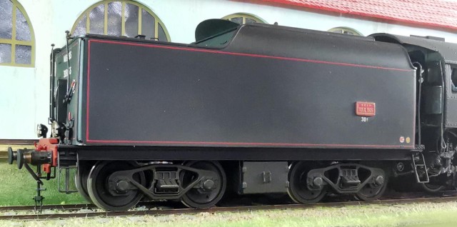 Le tender représente un petit modèle fuel de 9,5 m3. (immatriculation 30 R 96X, ici 965).