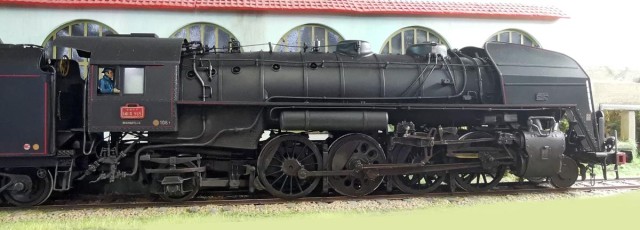 François nous laisse admirer cette 141 R (kit de Benoît Semblat). C'est une machine de la deuxième série (700 à 1100) avec l'essieu moteur Boxpok.
