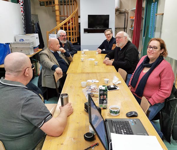Deux photos en début de séance, lorsque les participants sont installés pour le café. Mais les boîtes et le matériel vont bientôt sortir des sacs et des cartons.
