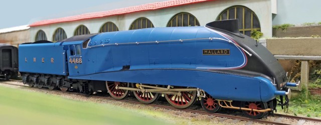 Patrick nous expose cette magnifique Mallard en livrée bleue.<br /><br />La No 4468 Mallard est une locomotive à vapeur de la Classe A4, de type Pacific 4-6-2, construite en 1937  par la compagnie ferroviaire britannique London and North Eastern Railways(LNER) dans ses ateliers de Doncaster (Angleterre) . Elle détient le record mondial de vitesse d'une locomotive à vapeur, atteint le 3 juillet 1938. En 1963, après avoir parcouru 2 294 943 km en 25 ans de service, elle est radiée des inventaires, et son numéro originel est rétabli.<br /><br />Restaurée pour son 50e anniversaire en 1988 dans sa livrée d'avant la Seconde Guerre mondiale, elle est à nouveau hors service depuis 2003, faute d'un certificat technique pour la chaudière.<br /><br />La Mallard détient le record mondial de vitesse pour une locomotive à vapeur, grâce à une pointe de 203 km/h. La rame d'essais comprenait six voitures et une voiture dynamométrique, et totalisait 244 tonnes.