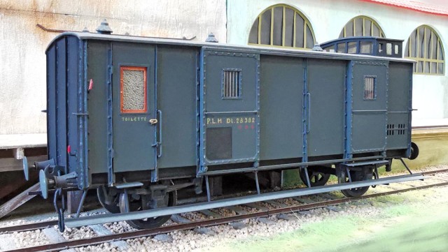 PLM - Fourgon muni de Toilettes, Série Dt d 28381 à 28400 (numérotation 1924), ex-série Dvd 16981 à 17000. Construits par les Ateliers PLM en 1888. <br /><br />Les fourgons sont munis de toilettes. à noter qu’à l’époque fort peu de voitures en était munies, et les voyageurs pouvaient les utiliser en se déplaçant jusqu’au fourgon lors d’un arrêt en gare, et regagnaient leur compartiment lors de l’arrêt suivant. une banquette attenante permettait à plusieurs voyageurs de profiter de cette facilité entre deux arrêts. <br /><br />Modèle de fabrication ROSSI, acheté d’occasion. inutile de préciser qu’il n’a rien à envier aux productions actuelles !