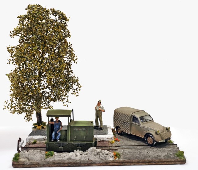C'est André (Pélican) qui nous explique : Ce petit diorama a été réalisé après l'expo QuaiZéro de Ghyvelde, dans le cadre du défi Confinement, initié par Fabrice Fayolle sur le Forum du Cercle du Zéro : il fallait réaliser un diorama sur une surface 20 cm sur 10 cm, avec un bout de voie.<br /><br />https://www.leportailduzero.org/forum/viewtopic.php?t=4346&amp;hilit=d%C3%A9fi+z%C3%A9ro<br /><br />La voie, c'est du 9 mm, et le décor a été réalisé entièrement avec du michpap : mélange de plâtre et de carton de boîte à œufs déchiqueté appliqué sur une base en contreplaqué ! <br /><br />Michpap, c'est du belge, et même du bruxellois : il s'agit d'un mélange utilisé par les plafonneurs et claché sur les murs ! Avec les Saroulmapouls, on avait repris l'expression ! <br /><br />L'arbre est une branchette de bouleau, avec une ramure en zeechium, un peu de michpap, et du flocage Mininature,  le locotracteur est un kit résine sur un châssis Kato.