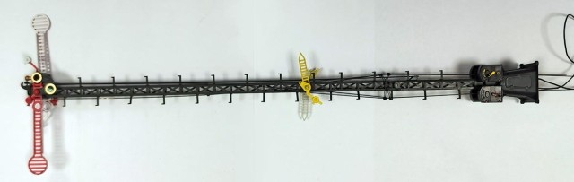 Apporté par Pierre : Sémaphore Lartigue NORD. Fabrication CDZ (fabrication groupée). monté et peint avec talent par un ami pour Pierre. à noter la couleur gris très foncé - et non noir - qui donne un rendu plus réaliste. La « bête » mesure environ 30 cm de haut, soit environ 13 m en réalité (pour être vu de loin par le mécanicien).