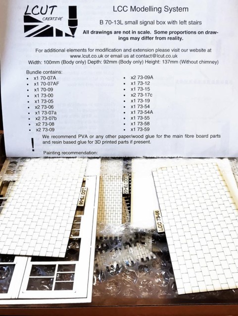 De Fabrice : Le kit de Lcut est prévu pour son réseau Great Western Railway. Très bon kit facile à monter et bon marché (sans les frais de port revus à la hausse suite au "brexit" ! ). La grue de Peco est assez passe-partout est trouvera facilement sa place.