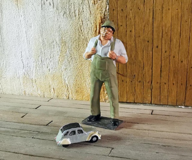 Bébert et sa voiture radioguidée : une 2 CV au 1/5 !<br /><br />Soit une 2 CV au 1/220 (échelle Z) avec une figurine au 1/45... ce qui fait un rapport ±  1/5 à l'échelle du zéro !<br /><br />On trouve facilement ce genre de petite voiture sur le net : il suffit de faire une recherche "2 CV au 1/220".