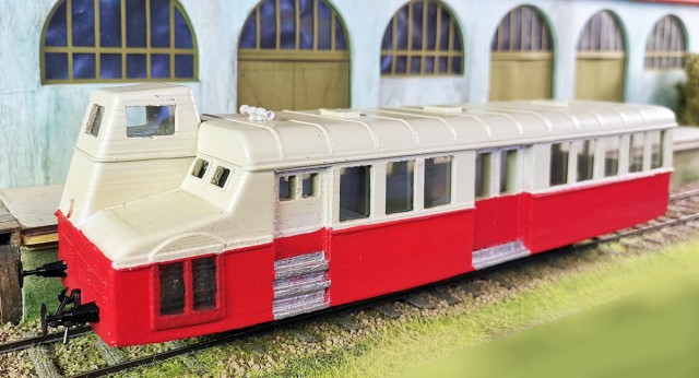 Ludovic a posé sur la voie du diorama la caisse et le châssis du FNC. La caisse est en 3 D. Les tampons et les attelages proviennent de la Boutique du cercle. Prochaine étape : la motorisation (moteur + réducteur) et l'aménagement intérieur.