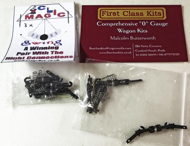 Philippe nous décrit son cheminement.<br /><br />"Suite aux conseils de Patrick Smagghe, je suis allé voir sur le site de First Class Kits. J'y ai découvert les attelages magnétiques. J'ai choisi l'attelage articulé, plus concevable visuellement avec nos très beaux modèles. L'échange d'attelage avec celui d'origine est très simple. Une fois un attelage sur la loco et son homologue sur le wagon, il suffit d'approcher la machine du wagon et l'attelage se réalise automatiquement. Pour dételer, il suffit d'un simple appui avec un objet non magnétique (en bois, aluminium, cuivre, matière plastique...) pour provoquer la séparation. La liaison magnétique est forte : je tracte 6 tombereaux lestés sans dételage".