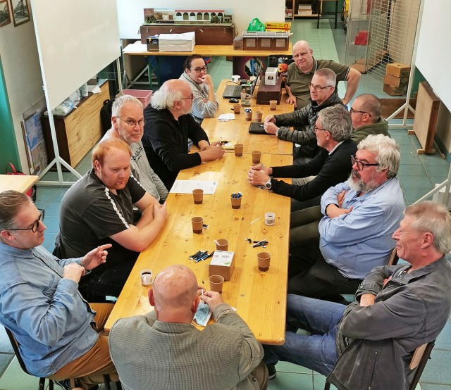 Photo prise lors de l'accueil. Nos amis André Laurent et Fabrice Hecquet ne sont pas encore arrivés. Rappelons que certains se déplacent de 200 Km et plus pour venir. En bout de la table, François qui sera de dos sur la photo suivante.