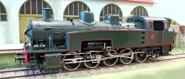 050 TQ 4 Fulgurex – Dépôt de Lens<br /><br />La machine réelle : la 050 TQ livrée par Cail à Denain en 1948/1949 à 35 exemplaires est la dernière série de locomotive unifiée de la SNCF, exclusivement destinée à la Région Nord. Cette machine dont la vitesse était à 60 km/h fut utilisée comme locomotive de manœuvre et desserte d’embranchement sans oublier les remontes de rames de voitures voyageurs en Gare du Nord. Les 2 dernières furent arrêtées en 1970 et aucune ne fut préservée.<br /><br />Le modèle réduit : c'est ici la 050 TQ de Fulgurex sortie à la fin des années 70 et que l’on trouve en version verte et plus rarement en version noire. Le modèle est plus finement détaillé que les premières 141 R (Kodama) livrées à partir de 1971 et délaisse le moteur T55 de Fournereau pour un moteur moderne.<br /><br />En revanche, il présente 2 stigmates propres à l’époque à savoir un écartement des roues sur l’essieu de 28,4 mm (norme NMRA) et non pas de 29,0 mm (FineScale) et des tampons positionnés trop haut sur la traverse de traction.  Le sous-écartement n’était pas un problème à l’époque avec la seule voie toute faite alors disponible, la voie Peco à double champignon : les aiguillages présentaient une faculté de réglage du contre-rail par vis latérale dans le travelage ! De même, les tampons positionnés trop haut s’accordaient avec les voitures CIWL d’Elletren, seules voitures haut de gamme à la disposition du Zéroiste or la 050 TQ était célèbre pour son service de liaison Gare du Nord/Gare de Lyon avec des voitures CIWL !