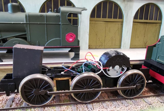Remotorisation qui provient d'Angleterre (voir photos et texte en page 62). Coût d achat environ 20 euros. Pour insérer la nouvelle motorisation il faut retailler le bas du support moteur pour qu'il s'encastre bien dans les 4 points d'encrage du châssis. La loco est équipée d'un décodeur 8 broches (prix modique). Le fonctionnement est très satisfaisant pour une machine de cette âge.